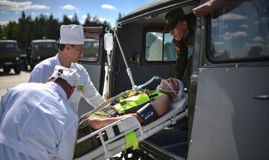 تدريبات لمحاكاة نقل الجنود المصابين إلى المستشفى -اليوم السابع -6 -2015